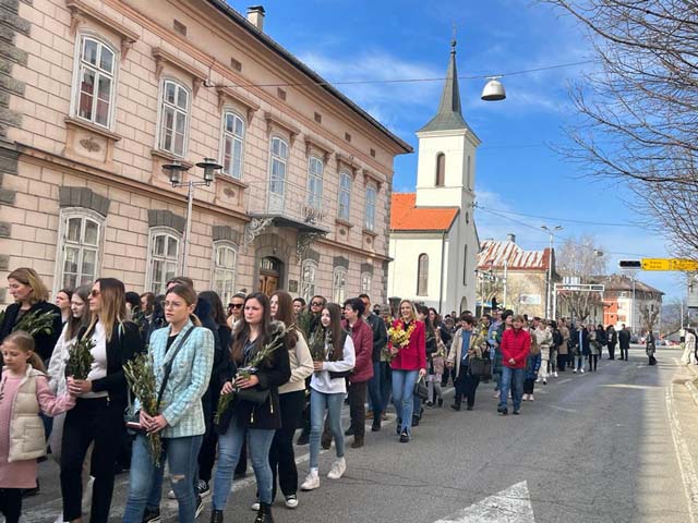 Procesija Kaniškom ulicom do katedrale/Snimila Lucija Starčević                                                                                                                                                                                           